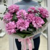 Букет из 9 пышных сиреневых роз Куинс Краун с зеленью